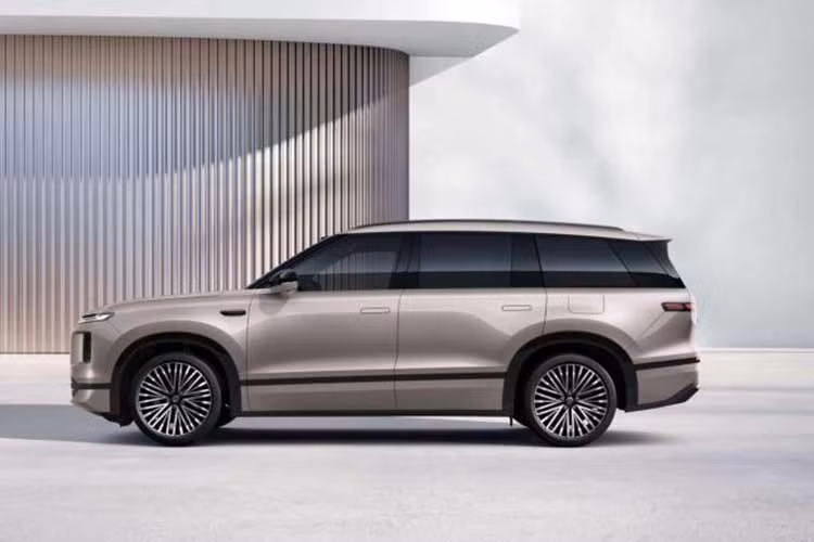 Đi kèm với khối pin dung lượng lớn 65,2 kWh, phiên bản AWD không chỉ sở hữu khả năng bứt tốc đáng nể mà còn cung cấp phạm vi vận hành thuần điện lên tới 400 km. Đây là những thông số cực kỳ cạnh tranh, giúp ID. Era 9X sẵn sàng đương đầu với mọi thử thách trong phân khúc xe năng lượng mới đầy khốc liệt.