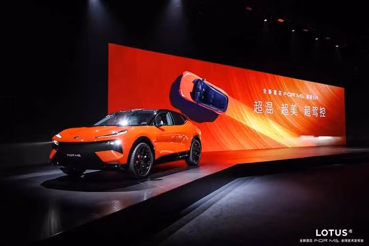 Về mặt ngoại hình, mẫu xe SUV mới nhà Lotus hầu như không có gì khác biệt giữa For Me mới và Eletre thông thường. Ngoại trừ logo mới, ống xả chức năng và một vài khe thông gió bổ sung ở phía trước, thiết kế về cơ bản vẫn không thay đổi.