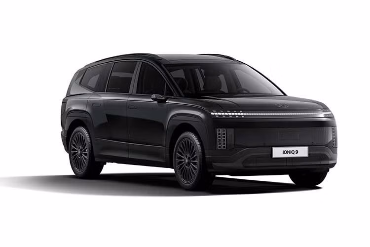 Mẫu SUV điện này cũng đạt nhiều chứng nhận an toàn cao nhất từ các tổ chức đánh giá uy tín, bao gồm danh hiệu IIHS Top Safety Pick+ tại Mỹ, chứng nhận an toàn 5 sao của Euro NCAP tại châu Âu và điểm số cao nhất trong các bài thử nghiệm của KNCAP tại Hàn Quốc.