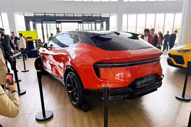 Lotus cho biết mẫu For Me sẽ được bán tại Trung Quốc vào cuối tháng 3 này. Tiếp theo là châu Âu vào giữa năm 2026, sau đó là Bắc Mỹ, Trung Đông, châu Á Thái Bình Dương và các thị trường khác trước cuối năm. Sự ra mắt của nó cũng trùng với thời điểm Lotus giới thiệu một tiêu chuẩn nội bộ mới có tên gọi Lotus Tuned Specification (LTS).
