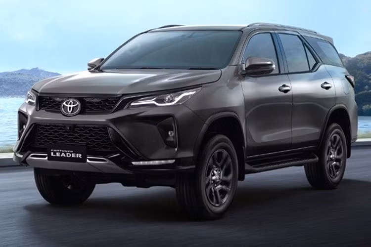Toyota cũng loại bỏ hai tùy chọn màu ngoại thất xanh và đỏ trên Fortuner LEADER 2025 mới, thay vào đó giữ lại bốn màu sắc gồm xám, đen, bạc và trắng ngọc trai (trả thêm phí 12.000 baht).