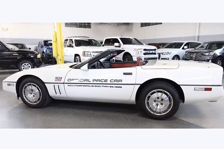 Năm 1986 là một năm quan trọng trong lịch sử Corvette. Với sự trở lại của phiên bản mui trần lần đầu tiên kể từ năm 1975, Corvette đã trở thành xe dẫn đường cho giải Indy 500, và thương hiệu GM đã quyết định kỷ niệm sự kiện này theo cách rõ ràng nhất.