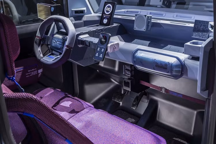 Dù nhỏ bé, mẫu xe điện Dacia Hipster vẫn cung cấp đủ chỗ cho bốn người lớn với ghế băng thoải mái. Khoang hành lý có dung tích khiêm tốn, chỉ 70 lít, và có thể mở rộng lên 500 lít khi gập hàng ghế sau. Khoang nội thất sử dụng hệ thống gắn phụ kiện mang tên “You Clip” độc quyền của Dacia, bao gồm 11 điểm neo để lắp cốc, đèn, đồ chơi hoặc tay vịn.