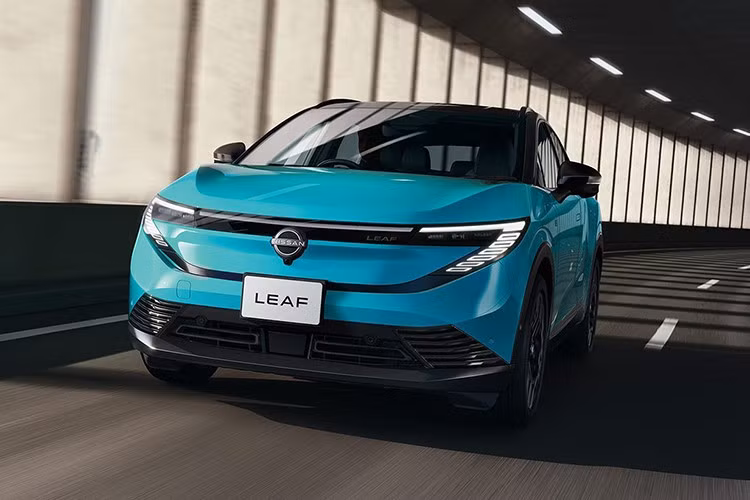 Nissan cho biết việc giao xe cho khách hàng tại Nhật Bản sẽ bắt đầu từ tháng 2 năm 2026. Bên cạnh đó, hãng cũng có kế hoạch giới thiệu thêm phiên bản Leaf B5 sử dụng bộ pin nhỏ hơn 55 kWh trong thời gian tới nhằm đáp ứng đa dạng nhu cầu người dùng ở nhiều phân khúc.