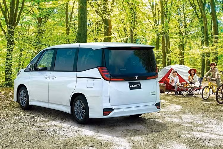 Ở ngoại thất, xe tiếp tục là một ví dụ điển hình của chiến lược đổi thương hiệu sản phẩm được Suzuki và Toyota tích cực sử dụng trong nhiều năm qua. Phiên bản nâng cấp của Suzuki Landy 2026 mới không còn lấy cảm hứng từ Toyota Noah bản tiêu chuẩn như trước.