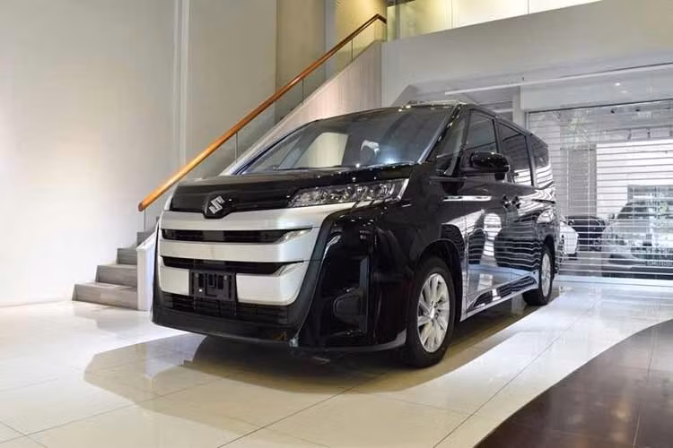 Điều đáng chú ý là mức giá của mẫu xe MPV Suzuki Landy 2026 mới cao hơn đáng kể so với Toyota Noah - mẫu xe song sinh của Suzuki Landy. Tại Nhật Bản, Toyota Noah có giá khởi điểm chỉ từ 3.261.500 Yên (khoảng 652 triệu đồng).