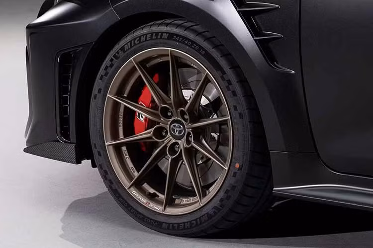 Xe được trang bị bộ mâm rèn 18 inch sơn màu đồng mờ kết hợp với lốp hiệu suất cao Michelin Pilot Sport Cup 2, có bề rộng lớn hơn so với phiên bản GR Corolla tiêu chuẩn.