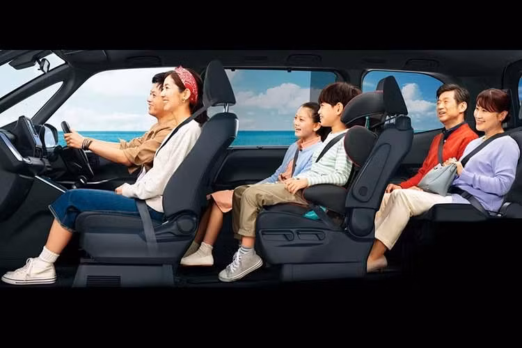 Tuy nhiên, Suzuki Landy 2026 phiên bản nâng cấp lại không được trang bị bảng đồng hồ kỹ thuật số 12,3 inch hay màn hình cảm ứng trung tâm có kích thước từ 8-10,25 inch (tùy phiên bản) như Toyota Noah.
