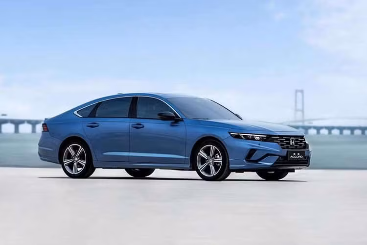 Theo một số nguồn tin từ Nhật Bản, phiên bản mới của mẫu sedan hạng D Honda Accord này có thể được giới thiệu ngay trong tháng 8 năm nay. Thông tin được đăng tải bởi chuyên trang ô tô Motor-Fan cho biết một số đại lý Honda tại Nhật Bản đã bắt đầu nhận đặt cọc cho Accord phiên bản nâng cấp.