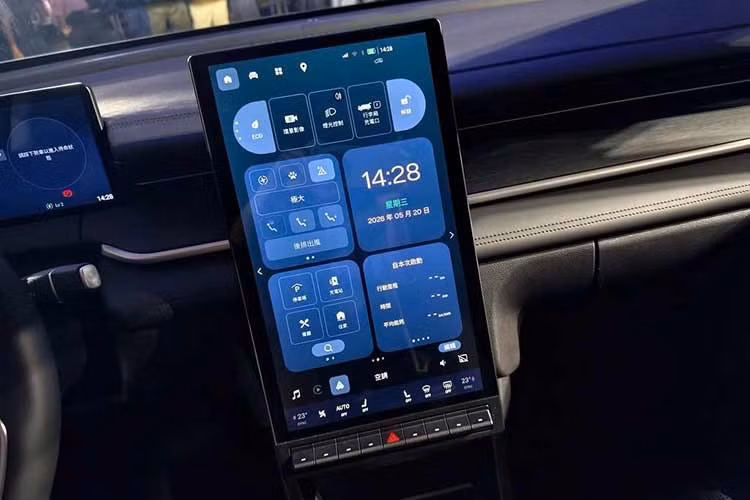 Một chi tiết đáng chú ý trên mẫu xe SUV điện này là hàng phím bấm vật lý bố trí bên dưới màn hình trung tâm, cho phép điều khiển nhanh các chức năng quan trọng của xe.