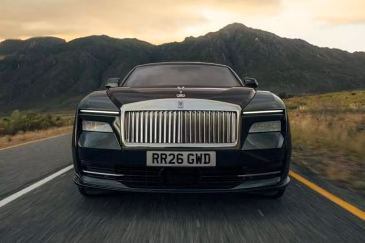 Đối với phiên bản hiệu suất cao Black Badge, Rolls-Royce bổ sung gói trang trí Iced Black Exterior Detailing. Gói này thay thế phần lớn các chi tiết sáng màu bằng bề mặt hoàn thiện tối màu dạng nhám, đồng thời kết hợp với thiết kế mâm xe mới nhằm tạo diện mạo mạnh mẽ và khác biệt hơn.