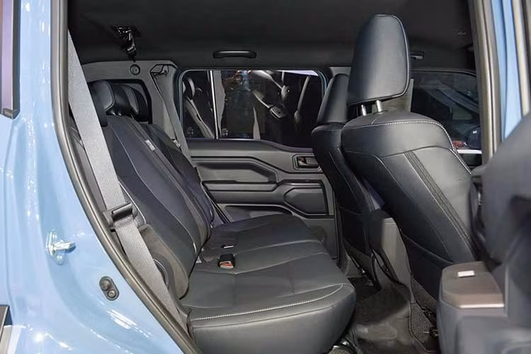 Hệ dẫn động 4 bánh bán thời gian của xe đi kèm khóa vi sai cầu sau. Bên cạnh đó là hệ thống treo trước độc lập tay đòn kép, lò xo cuộn và thanh cân bằng. Treo sau là loại liên kết 4 điểm, lò xo cuộn và thanh cân bằng.