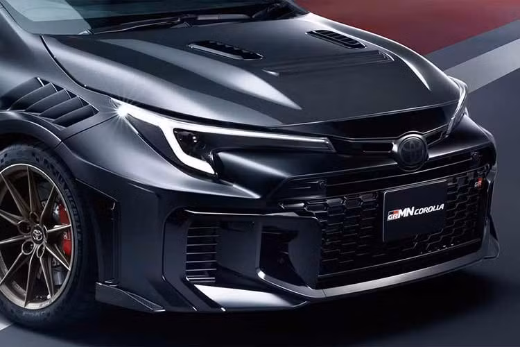 Ngoại thất cũng được nâng cấp mạnh mẽ với hàng loạt chi tiết bằng sợi carbon như nắp ca-pô, vòm bánh trước, cánh hướng gió bên và cánh gió lớn phía sau. Đặc biệt, cánh gió đuôi xe có thể điều chỉnh 5 mức khác nhau nhằm tối ưu hiệu quả khí động học trên đường đua.
