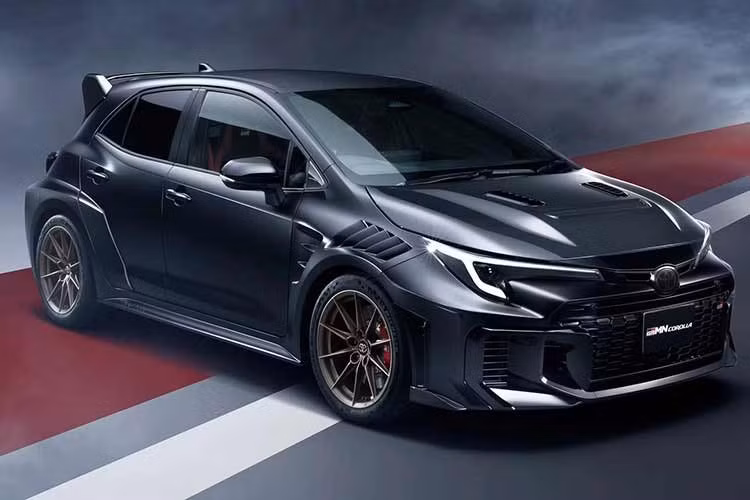 Toyota GRMN Corolla 2027 vừa ra mắt là phiên bản hiệu năng cao nhất từng được phát triển dựa trên mẫu hatchback Corolla. Mẫu xe mới được nâng cấp toàn diện về động cơ, khung gầm, khí động học và giảm trọng lượng, hướng đến những khách hàng đam mê trải nghiệm lái.