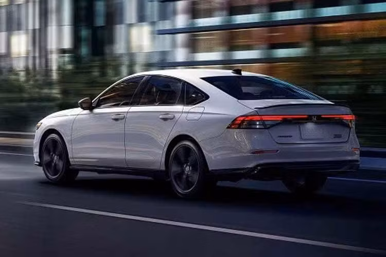 Để hỗ trợ kế hoạch đó, Honda sẽ “phân bổ lại toàn bộ công suất dư thừa” tại nhà máy ở bang Ohio sang sản xuất xe dùng động cơ xăng và hybrid. Ngoài ra, toàn bộ các nhà máy tại Mỹ cũng sẽ được chuyển đổi để hỗ trợ sản xuất xe hybrid.