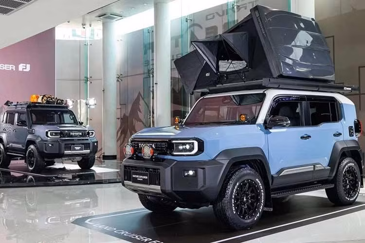 Toyota Land Cruiser FJ được phát triển dựa trên khung gầm International Multi-purpose Vehicle (IMV) giống Fortuner và Hilux. Mẫu xe này sở hữu kích thước dài x rộng x cao lần lượt 4.575 x 1.855 x 1.960 mm và chiều dài cơ sở 2.580 mm. Như vậy, mẫu xe này có chiều dài và chiều rộng ngang ngửa SUV cỡ C nhưng chiều dài cơ sở lại chỉ ngang ngửa SUV cỡ B.