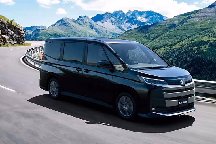Suzuki không tự phát triển một mẫu MPV cỡ trung riêng của mình và đó là lý do vì sao Landy tồn tại. Mẫu xe ít được biết đến này thực chất là phiên bản đổi thương hiệu của Toyota Noah và Voxy. Tại thị trường Nhật Bản, Suzuki Landy vừa nhận được đợt nâng cấp mới nhất, bám sát những thay đổi đã xuất hiện trên mẫu xe gốc của Toyota.
