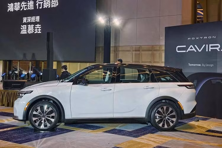 Cả hai phiên bản đều dùng chung cụm pin lithium-iron phosphate (LFP) có dung lượng 82,7 kWh. Hệ thống an toàn trên xe đáp ứng đầy đủ tiêu chuẩn của một mẫu xe điện hiện đại, bao gồm kiểm soát hành trình thích ứng và công nghệ hỗ trợ giữ làn đường.