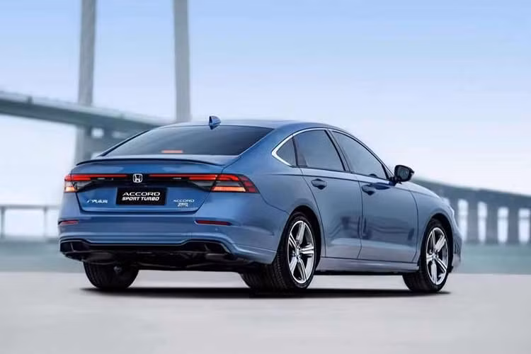 Dù Honda chưa đưa ra xác nhận chính thức, động thái này cho thấy thời điểm ra mắt của mẫu xe có thể không còn xa. Theo Motor-Fan, mẫu xe sedan Honda Accord 2027 mới sẽ nhận được những thay đổi đáng kể về ngoại thất. Tuy nhiên, chi tiết cụ thể hiện vẫn chưa được tiết lộ.