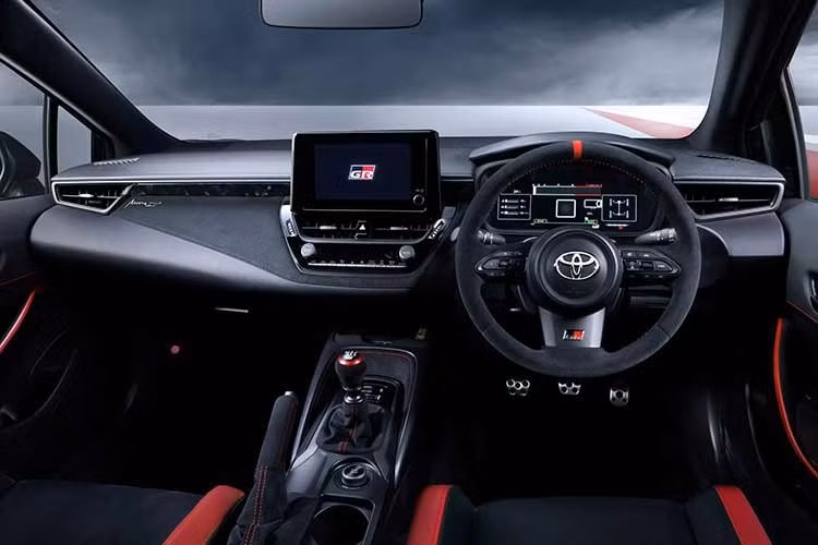 Nhờ những tinh chỉnh mới, Toyota GRMN Corolla 2027 mới nhẹ hơn khoảng 40 kg so với phiên bản GR Corolla tiêu chuẩn. Khu vực ghế sau được thay thế bằng thanh giằng nhằm gia tăng độ ổn định khi vận hành ở tốc độ cao.