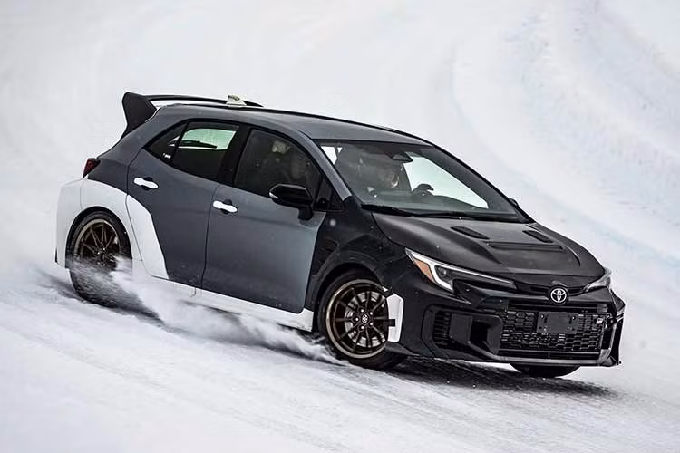 Theo kế hoạch, Toyota GRMN Corolla 2027 sẽ được bán ra tại Australia từ năm tới với số lượng giới hạn. Giá bán chưa được công bố nhưng nhiều khả năng sẽ vượt mốc 80.000 AUD, tương đương 1,5 tỷ đồng.