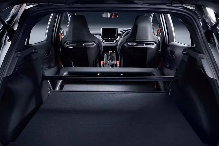 Dưới nắp ca-pô vẫn là động cơ tăng áp 3 xi-lanh dung tích 1.6L quen thuộc. Tuy nhiên, mô-men xoắn đã được nâng từ 400 Nm lên 408 Nm, trong khi công suất giữ nguyên ở mức 221 kW (gần 300 mã lực). Một số thị trường như Nhật Bản thậm chí sẽ nhận phiên bản có mô-men xoắn lên tới 415 Nm.