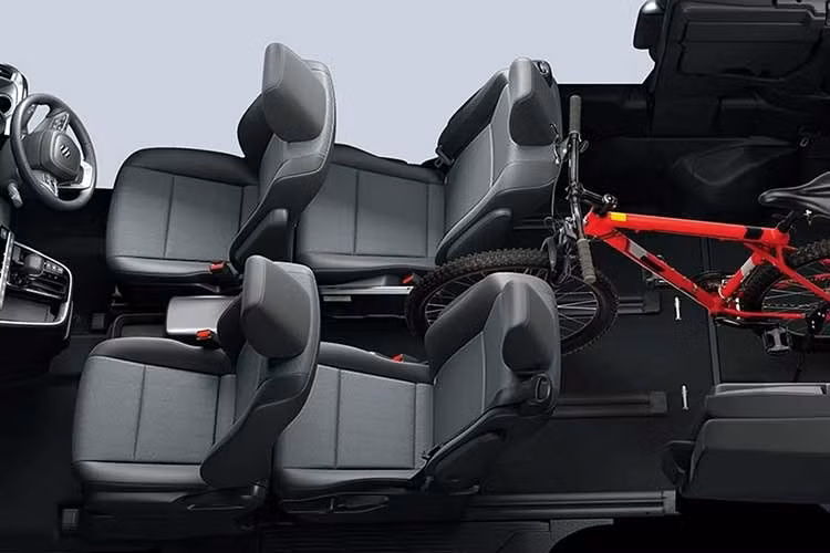 Phiên bản nâng cấp năm 2026 của Suzuki Landy cũng đánh dấu việc loại bỏ hoàn toàn động cơ xăng 2.0L, tương tự quyết định mà Toyota đã áp dụng cho Noah cách đây vài tháng. Hiện Landy chỉ còn duy nhất một tùy chọn động cơ là hệ truyền động hybrid tự sạc, kết hợp máy xăng hút khí tự nhiên, dung tích 1.8L với 1 hoặc 2 mô-tơ điện.