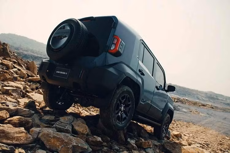 Theo các nân viên tư vấn bán hàng cho biết mẫu SUV cỡ nhỏ này ở Việt Nam chỉ có 1 phiên bản là 4WD 2.7 và giá bán dự kiến 1,198 tỷ đồng. Nếu giá bán này là chính xác, Toyota Land Cruiser FJ có giá khởi điểm cao hơn đàn anh Fortuner dù kích thước nhỏ hơn và dùng chung khung gầm