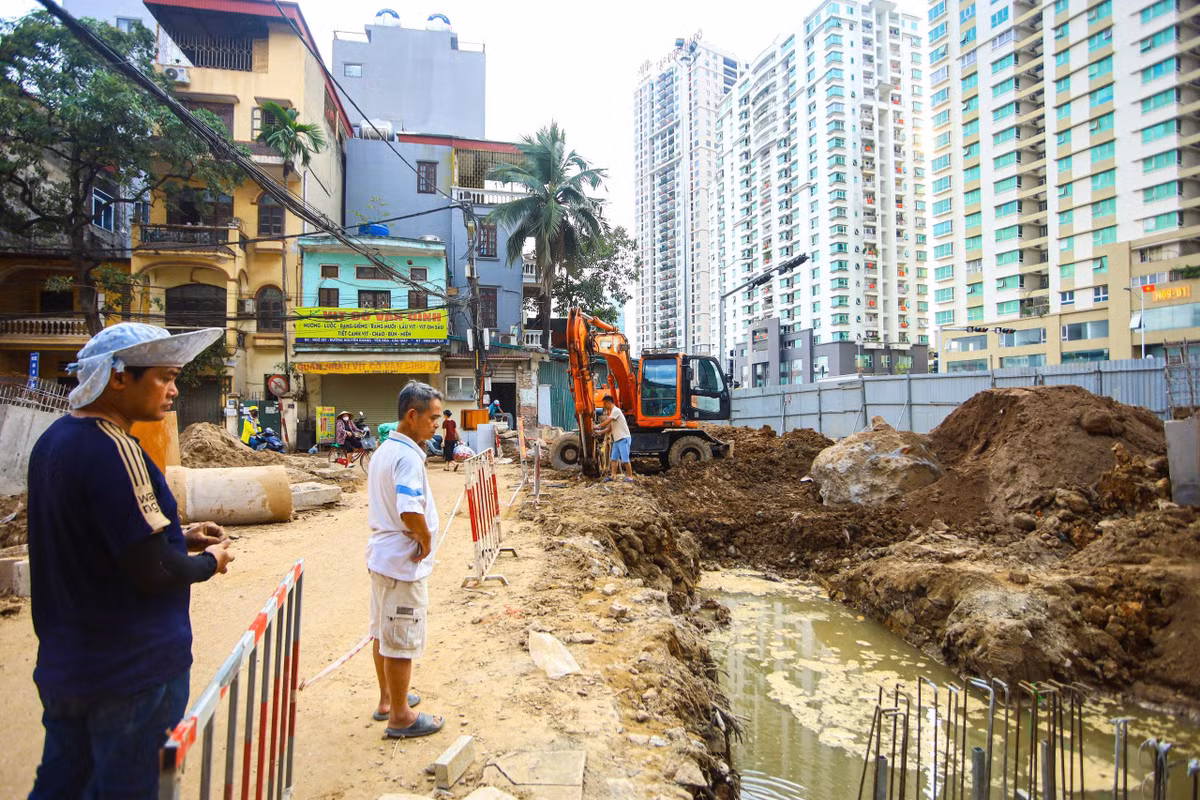 Cùng với việc mở rộng tuyến đường, hệ thống thoát nước cũng đang được triển khai. Đây là hạng mục quan trọng trong quá trình hoàn thiện hạ tầng kỹ thuật, góp phần nâng cao khả năng tiêu thoát nước và hạn chế những bất cập có thể phát sinh trong quá trình khai thác tuyến đường sau này.
