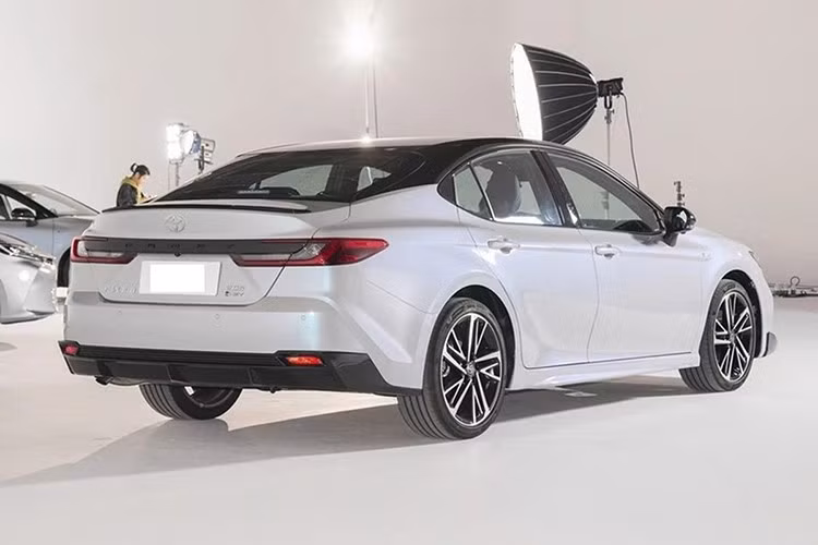 Thứ hai là hệ truyền động hybrid với máy xăng 2.0L, tạo ra tổng công suất 145 kW, hộp số E-CVT. Mức tiêu thụ nhiên liệu thấp nhất của động cơ này là 4,2 lít/100 km. Cuối cùng là hệ truyền động hybrid với máy xăng 2.5L, sản sinh tổng công suất 169 kW, và hộp số E-CVT.