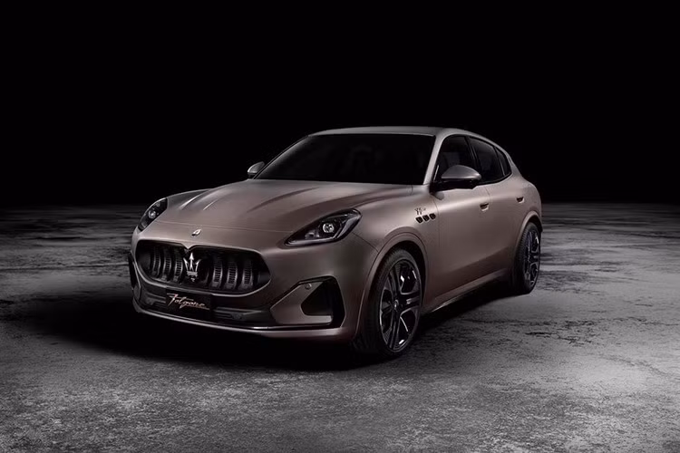 Grecale Folgore là mẫu xe thuần điện đầu tiên của Maserati, phát triển từ dòng SUV cỡ nhỏ Grecale vốn đã có mặt tại Việt Nam từ tháng 6/2023. Cái tên "Folgore" mang ý nghĩa "tia chớp" trong tiếng Ý, thể hiện rõ định hướng tốc độ và công nghệ của mẫu xe chạy điện hiệu suất cao này.