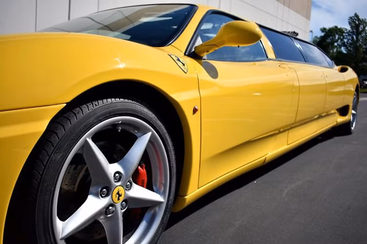 Chiếc Ferrari 360 Modena Limousine màu vàng rực rỡ này hiện đang được rao bán tại San Diego, California, chắc chắn sẽ thu hút mọi ánh nhìn.