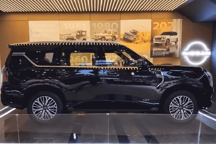 Phần đầu xe nổi bật với cụm đèn pha LED thấu kính xếp tầng, có khả năng thích ứng để tránh chói mắt xe đối diện. Dải đèn ban ngày tạo hình chữ "U" hiện đại. Đuôi xe thiết kế vuốt thẳng, nổi bật với cụm đèn hậu LED kéo dài sang hai bên. Tuy nhiên, mẫu xe trưng bày vẫn thiếu camera 360 độ.