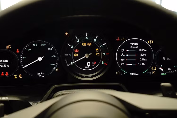 Huy hiệu "Turbo 50" được trang trí trên bảng taplo phía hành khách. Vị trí này cũng là nơi đánh số thứ tự của tổng cộng 1.974 chiếc Porsche Turbo 50 Years được sản xuất, nhưng chưa rõ con số của xe thứ 2 về Việt Nam là như thế nào.