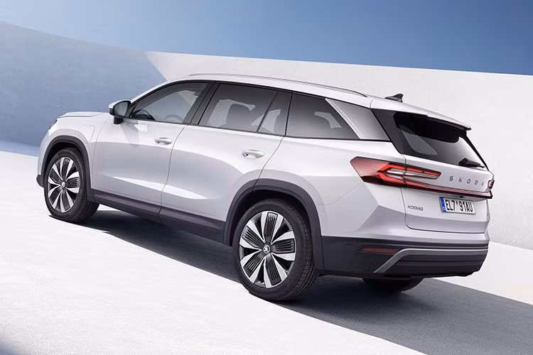 Theo Autocar, hàng ghế giữa của Skoda Kodiaq có thể rộng ngang ngửa một chiếc Mercedes S-Class trong khi cốp có dung tích tiểu chuẩn tốt ở mức 745 lít. Là một chiếc xe gia đình, Kodiaq PHEV không quá nổi bật về khả năng lái. Một điểm đáng tiếc khác là phiên bản PHEV không có tùy chọn 7 chỗ, vốn chỉ dành cho bản động cơ đốt trong.