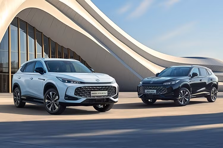 MG HS ﻿Mẫu SUV MG HS PHEV của Trung Quốc sử dụng động cơ xăng 1.5L cùng với mô-tơ điện, cho tổng công suất 295 mã lực. Hệ thống hybrid kết hợp với hộp số tự động 3 cấp tương tự mẫu MG 3 hybrid.
