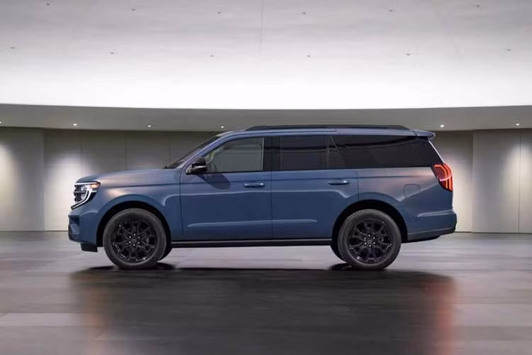 Điểm nổi bật nhất nằm ở ngoại thất với màu sơn Blue Ember metallic tri-coat độc quyền – vốn thường chỉ xuất hiện trên mẫu xe hiệu năng cao Mustang Dark Horse. Lớp sơn này có khả năng thay đổi sắc độ theo điều kiện ánh sáng, mang lại hiệu ứng thị giác ấn tượng và dễ dàng thu hút sự chú ý.