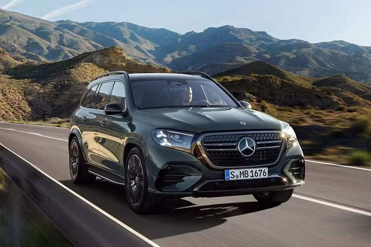Xe có thể dự đoán điều kiện mặt đường thông qua dữ liệu Car-to-X từ các phương tiện khác, từ đó điều chỉnh hệ thống treo trước khi đi qua đoạn đường xấu. Kết hợp với hệ thống E-ACTIVE BODY CONTROL có khả năng xử lý tới 1.000 lần mỗi giây, GLS mang lại độ ổn định và êm ái cao hơn, đặc biệt trong các tình huống vận hành phức tạp.