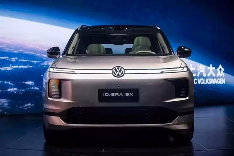 Một điểm đáng chú ý nữa của Volkswagen ID. Era 9X là hệ số cản gió 0,253 Cd, thấp hơn đáng kể so với đối thủ Li Auto L9 (0,306 Cd). Giá trị này càng thấp thì hiệu quả khí động học càng cao, giúp giảm tiêu thụ năng lượng khi vận hành trên cao tốc. Xe có 6 màu ngoại thất gồm vàng, xanh lá, xanh dương, xám, trắng và đen.