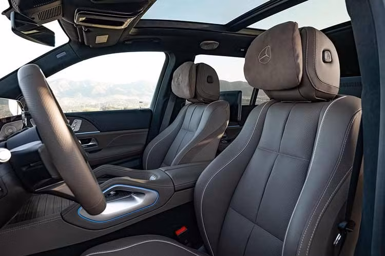 Ngoài ra, Mercedes-Benz GLS 2026 phiên bản nâng cấp cũng được bổ sung các giao diện hiển thị theo chủ đề, góp phần tăng tính hiện đại và cá nhân hóa trải nghiệm. Trọng tâm công nghệ nằm ở hệ điều hành MB.OS mới, hoạt động như một nền tảng điện toán trung tâm kết nối với hệ sinh thái đám mây Mercedes-Benz Intelligent Cloud.
