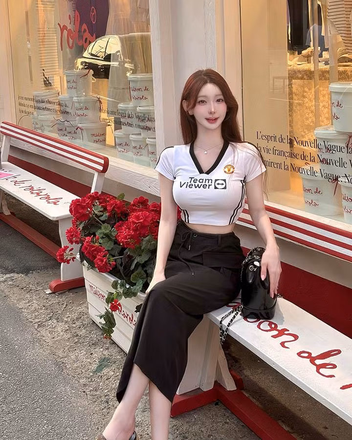 Cô gái Hàn Quốc có nickname Soyul với hơn 110.000 người theo dõi và chỉ với 267 bài đăng, đã nhanh chóng trở thành một hiện tượng với loạt ảnh có phong cách thời trang cực kỳ táo bạo.