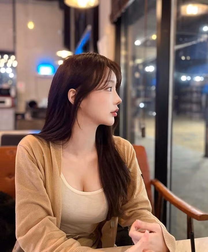 Soyul sở hữu gương mặt được xem là lý tưởng của phái đẹp châu Á: Làn da trắng sứ không tì vết, đôi mắt to tròn long lanh cùng khuôn miệng nhỏ nhắn, thường trực nụ cười ngọt ngào. Tất cả tạo nên một tổng thể vô cùng thu hút, khiến người xem có cảm giác về một "nàng thơ" bước ra từ tiểu thuyết nào đó.