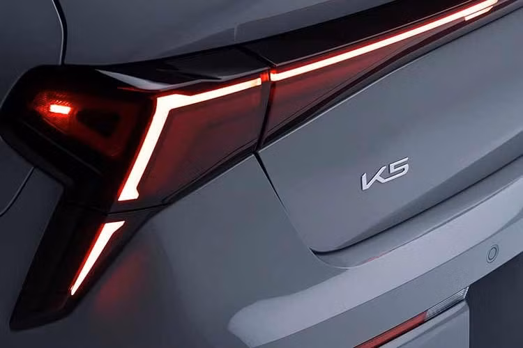 Kia cho biết hệ thống TMED-II giúp cải thiện khoảng 4% hiệu suất nhiên liệu và khả năng vận hành so với thế hệ hybrid hiện tại. Không chỉ tập trung vào khả năng tiết kiệm nhiên liệu, hệ truyền động mới còn được phát triển nhằm mang lại cảm giác tăng tốc tức thời tương tự xe điện.