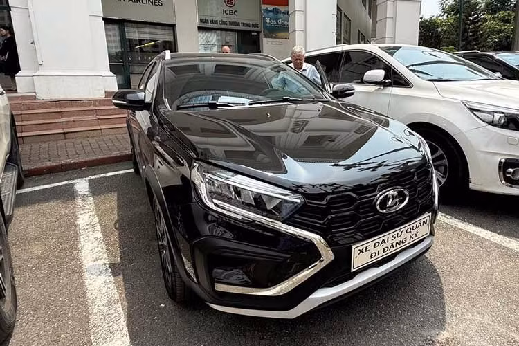 Theo một số nguồn tin, Lada gặp trục trặc trong việc mở bán xe tại Việt Nam do chưa chốt được thỏa thuận với các đại lý bán lẻ. Loạt ôtô đến từ thương hiệu này tuy sở hữu giá rẻ nhưng chủ yếu sử dụng hộp số sàn, chưa phù hợp với xu hướng tiêu dùng hiện nay, khiến đại lý lo ngại gặp khó trong việc phân phối.