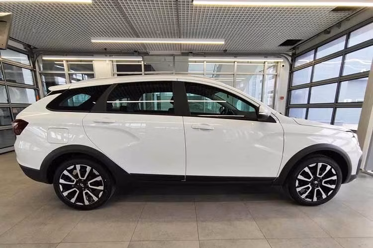 Lada Vesta SW Cross 2026 mới nằm trong phân khúc xe hạng C, sở hữu thông số chiều dài x rộng x cao tương ứng là 4.445 x 1.785 x 1.522 mm. Kích thước này cho thấy mẫu xe có vóc dáng khá tương đồng với Mazda3 bản hatchback đang được phân phối tại Việt Nam.
