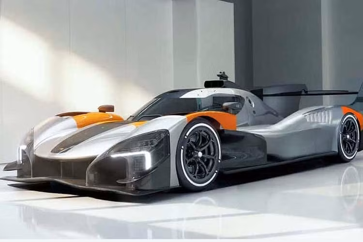 Chiếc còn lại là bản bán cho các "đại gia "của nó là McLaren MCL-HY GTR. Trong đó MCL-HY GTR được định vị là một chiếc xe chỉ dành cho đường đua, nhưng nó không phải là bản sao y hệt của phiên bản dành cho Le Mans. ​