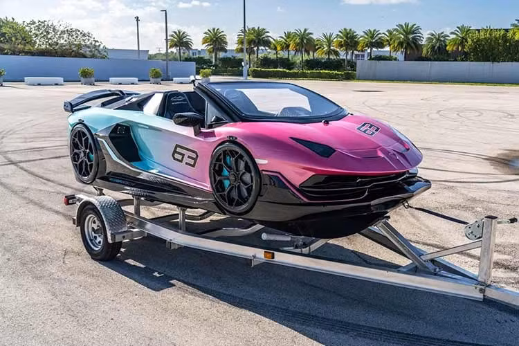 Theo đó, mẫu thuyền mang thiết kế mô phỏng siêu xe Lamborghini Aventador SVJ mui trần này thực chất không sở hữu động cơ V12 trứ danh. Thay vào đó, nó sử dụng động cơ 4 xi-lanh do Yamaha sản xuất.