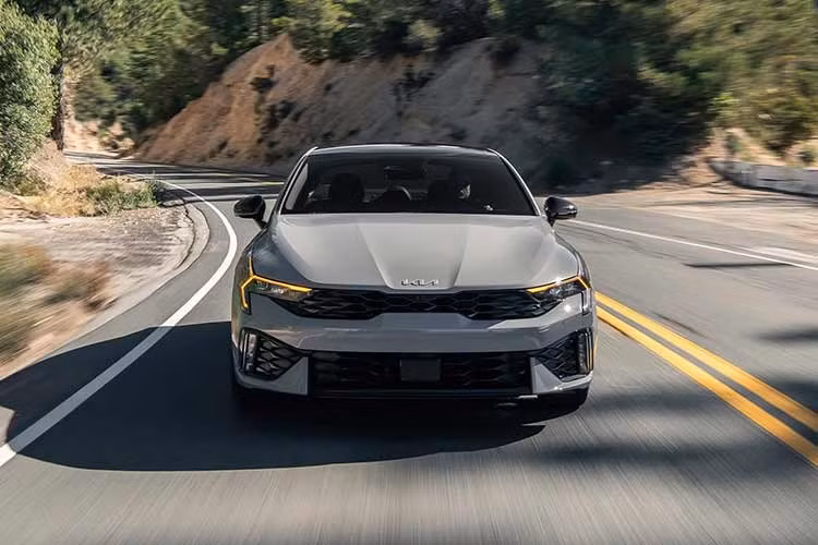 Kia K5 facelift mới dự kiến sẽ chính thức ra mắt thị trường Mỹ trong năm 2027. Mẫu sedan hybrid này sẽ đóng vai trò như cầu nối dành cho nhóm khách hàng chưa sẵn sàng chuyển hoàn toàn sang xe điện nhưng vẫn muốn tiếp cận các công nghệ và trải nghiệm vận hành của thời kỳ điện hóa.