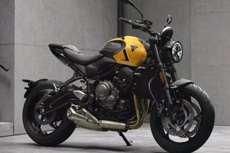 Triumph Trident 660 vừa được nâng cấp cho năm 2026 với những tinh chỉnh nhẹ về thiết kế ngoại hình nhằm tăng tính hiện đại, đồng thời bổ sung ba tùy chọn màu gồm Cosmic Yellow, Stone Grey (bản cao cấp) và Snowdonia White (bản tiêu chuẩn).