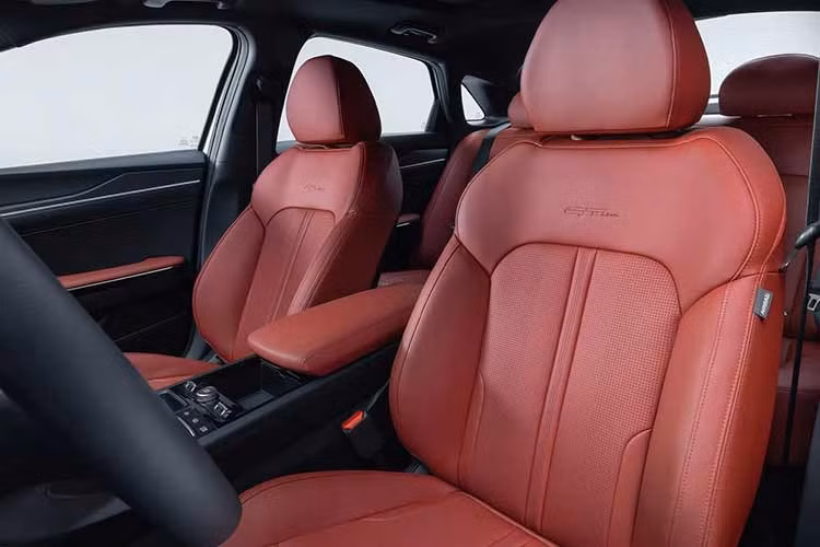 Một trang bị đáng chú ý khác là tính năng V2L (Vehicle-to-Load) vốn trước đây chỉ xuất hiện trên các mẫu xe điện như EV6 hay EV9. Công nghệ này cho phép người dùng sử dụng nguồn điện từ pin cao áp của xe để cấp điện cho các thiết bị bên ngoài như laptop hoặc đồ điện gia dụng nhỏ.